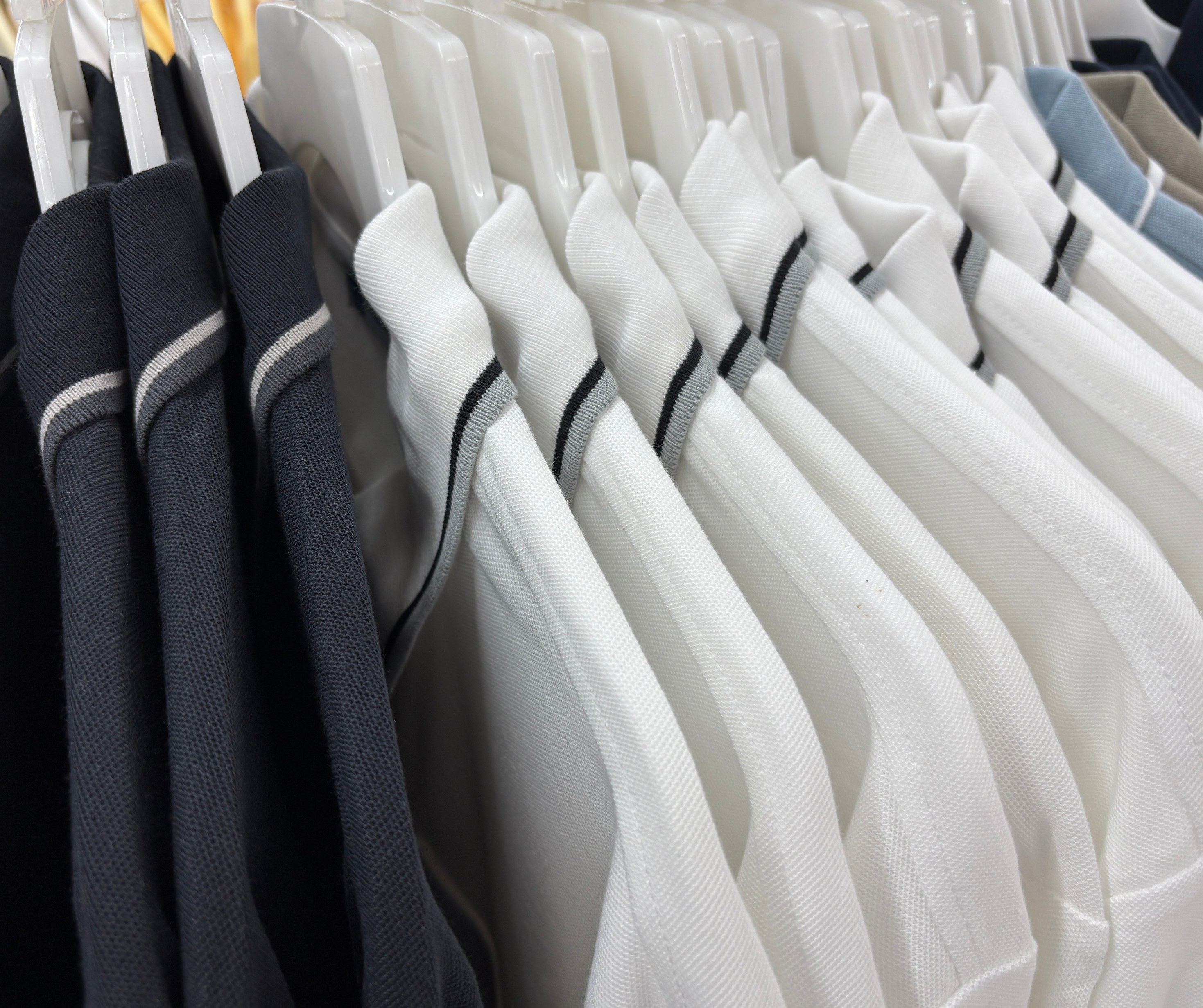 ทำไมเสื้อทำงานถึง 'เหม็นอับ' ง่าย? เจาะลึกนวัตกรรมผ้า Anti-Bacteria ที่ออฟฟิศยุคใหม่ต้องมี!